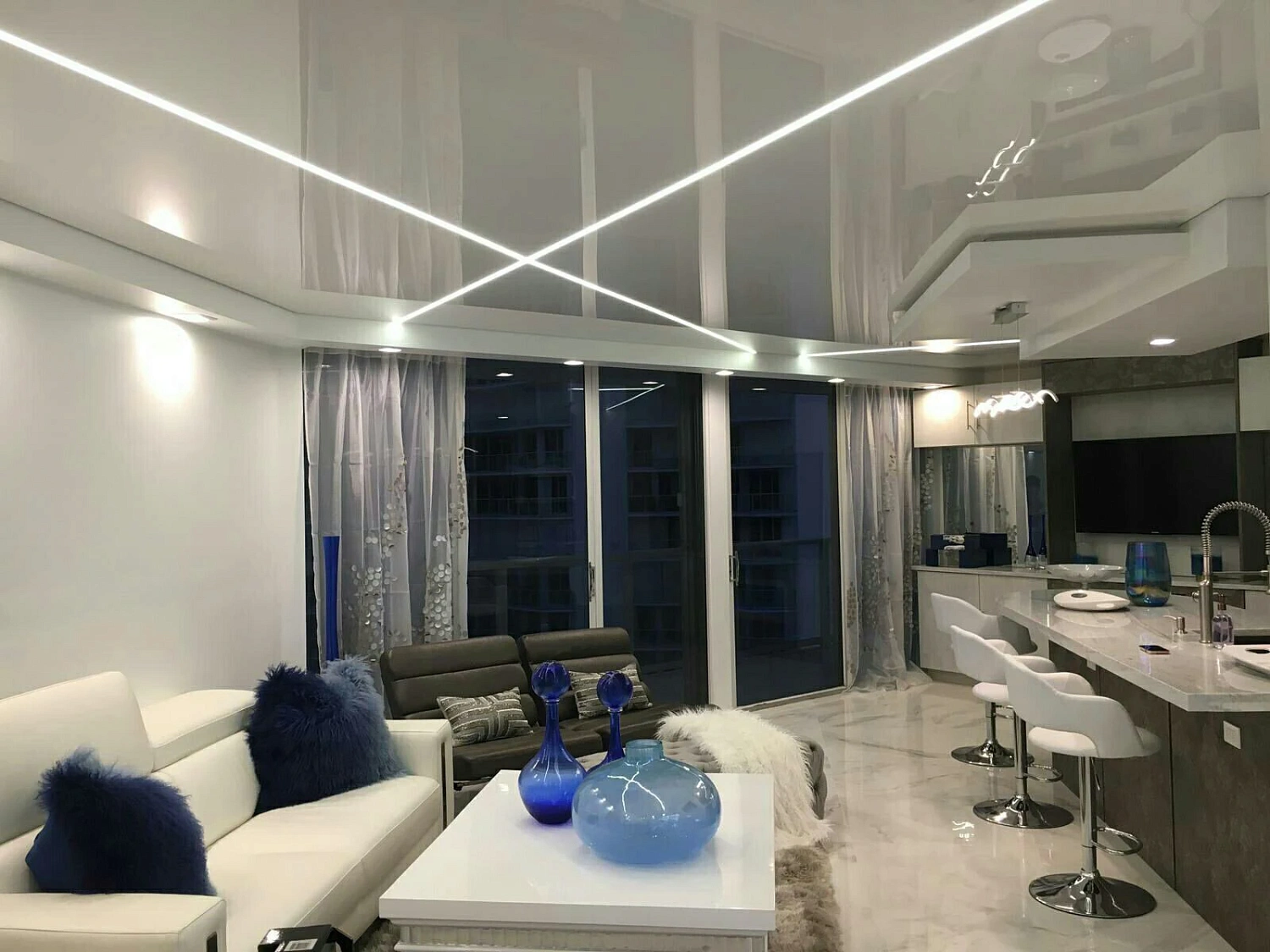 Глянцевые натяжные потолки в Новосибирске  Глянцевые натяжные потолки в Новосибирске